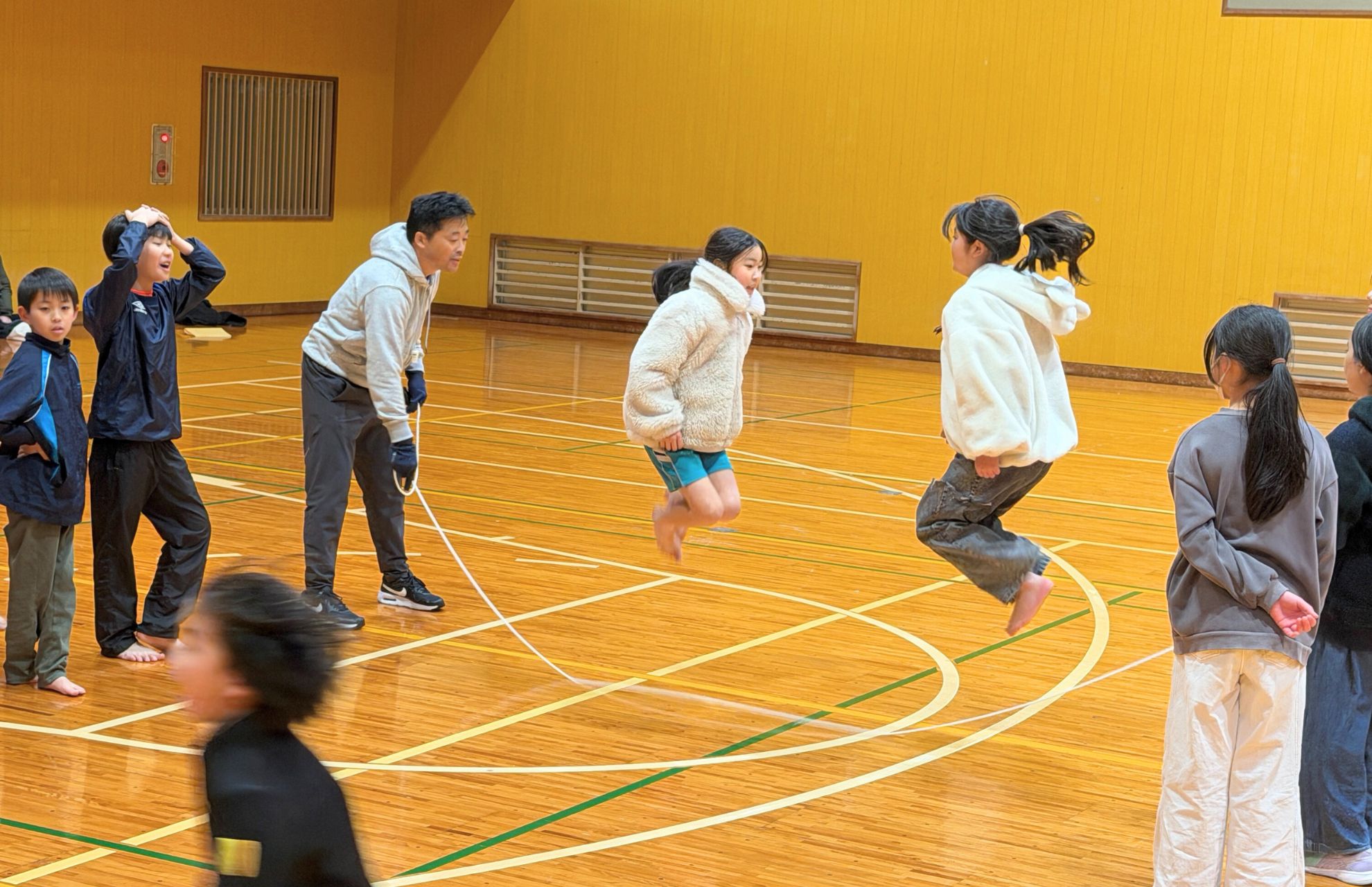 体育館で大縄跳び