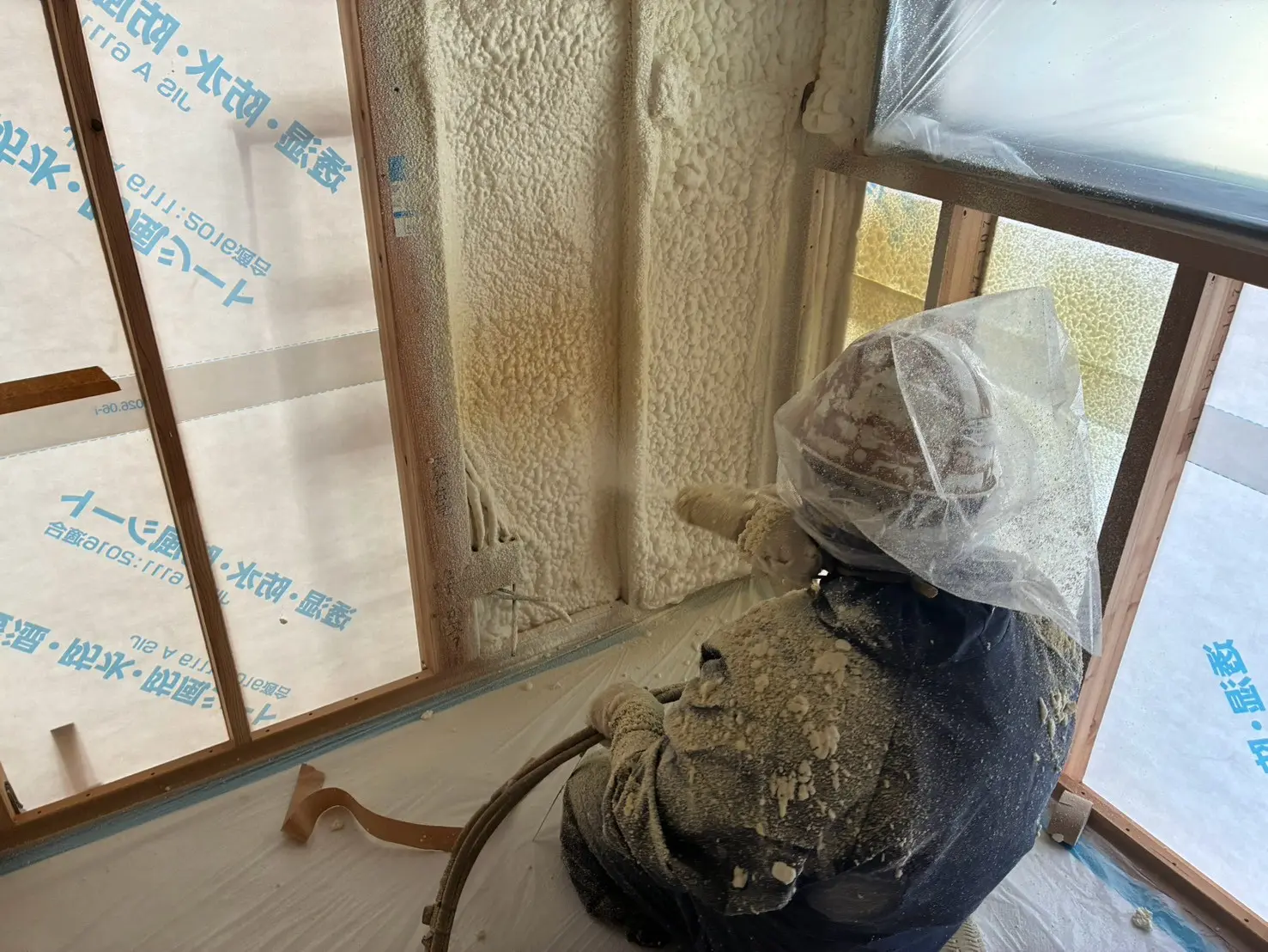 リフォーム断熱施工の作業風景